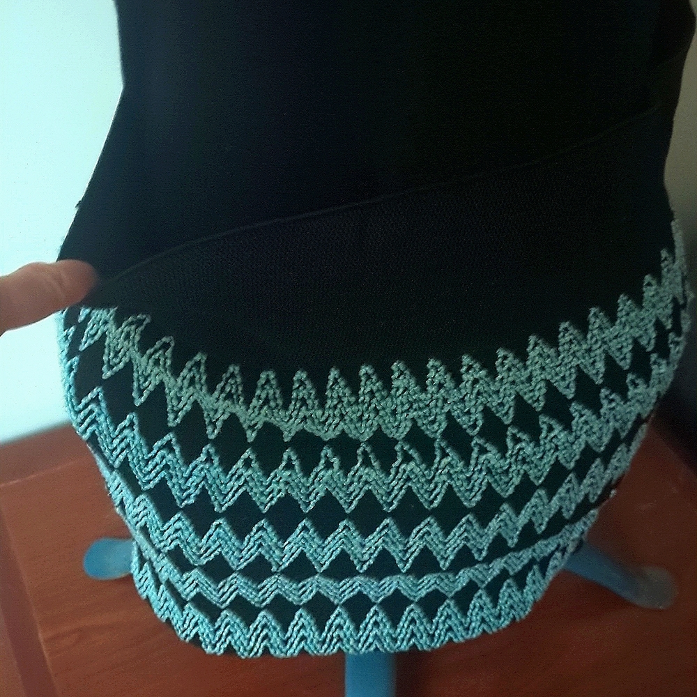 Stretchy mini skirt - Picture 2 of 2